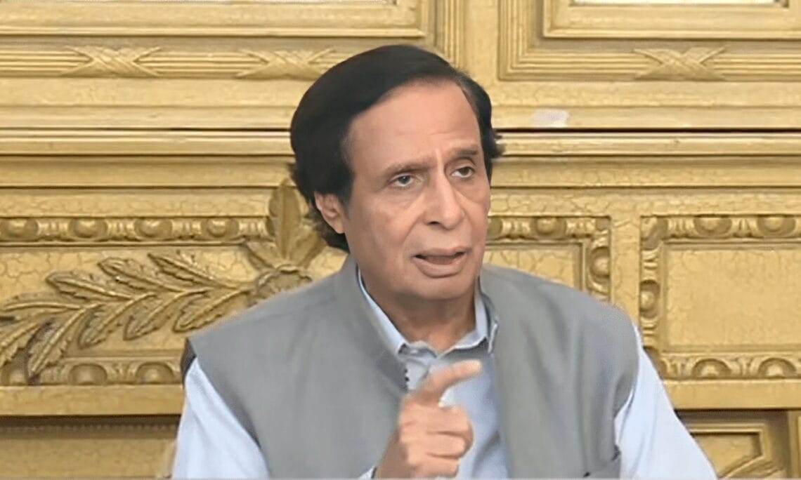 پولیس رانا ثناء اور مریم کے حکم پر زمان پارک آپریشن کر رہی ہے، پرویزالہیٰ