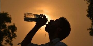 محکمہ موسمیات نے کہا کہ کراچی کا موسم آج بھی گرم رہے گا۔