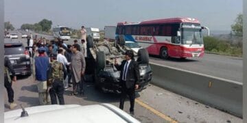 عمران خان کے قافلے کو حادثہ پیش آیا ہے