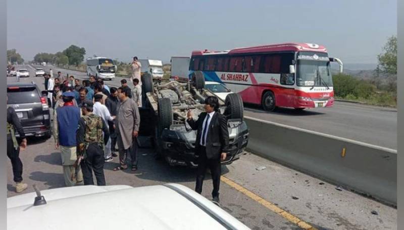 عمران خان کے قافلے کو حادثہ پیش آیا ہے