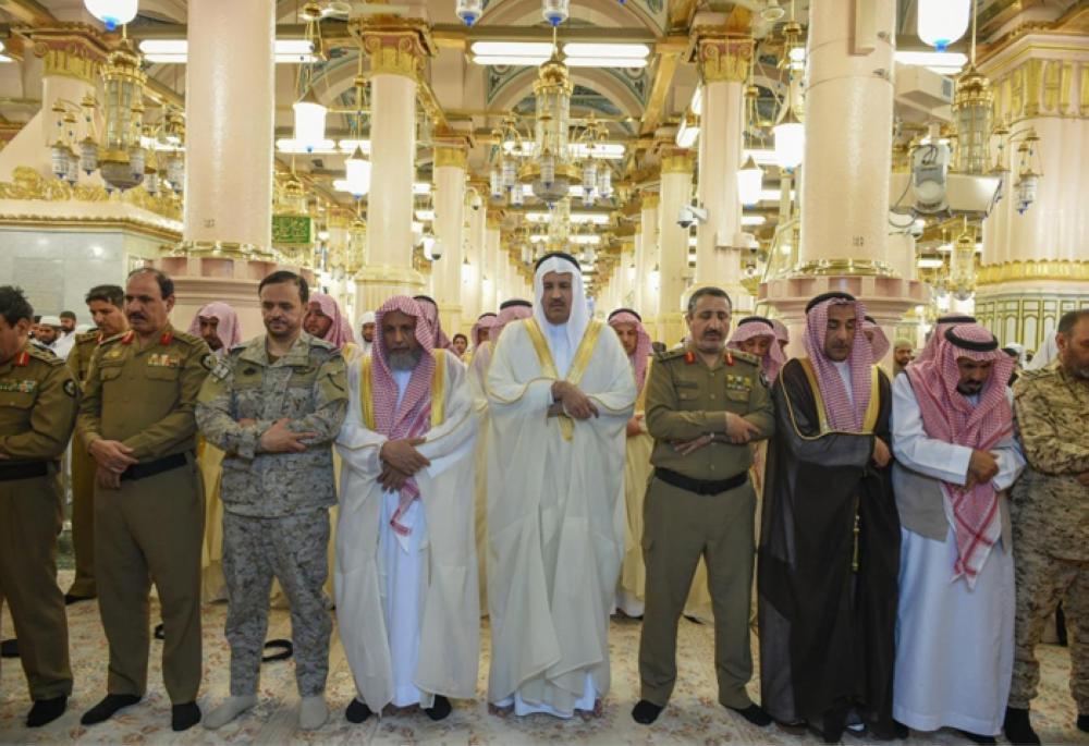 مسجد الحرام اور مسجد نبویﷺ میں نماز عید کی ادائیگی کی  جا رہی ہے