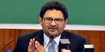 ہر کچھ دن بعد سعودی عرب اورچین سے پیسے مانگتے رہتے ہیں۔ سابق وزیرخزانہ مفتاح اسماعیل