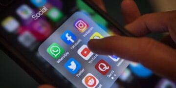 سوشل میڈیا سروسز، موبائل براڈ بینڈ دوسرے روز بھی معطل