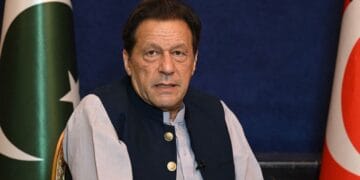 اگر طاقتور لوگ کہہ دیں میرے بغیر ملک بہتر ہوجائیگا تو میں پارٹی چھوڑنے کیلئے تیار ہوں، عمران خان