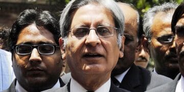 یہ وہی چیف جسٹس ہیں جنہوں نے آدھی رات کو ان کے لیے عدالت لگائی، ماہر قانون اعتزاز احسن