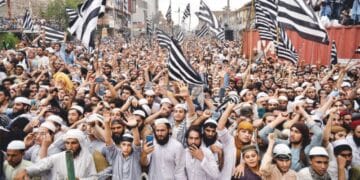 جے یو آئی کے کارکن سیکیورٹی گیٹ پھلانگ کر ریڈزون میں داخل