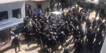 پی ٹی آئی چیئرمین عمران خان کو حراست میں لے لیا گیا