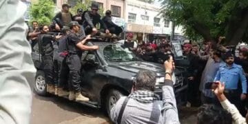 2 مقدمات میں ضمانت کی درخواست: عمران خان عدالت پیشی کیلئے اسلام آباد روانہ