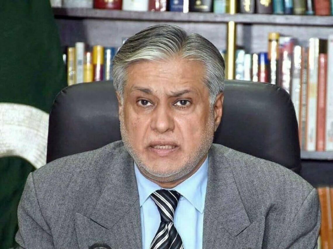 اسحٰق ڈار کا پیٹرول کی قیمت میں 12 روپے فی لیٹر کمی کا اعلان