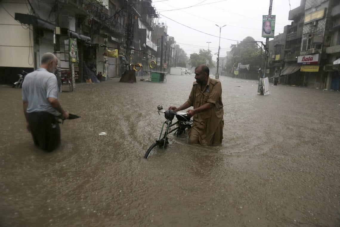 لاہور میں چھ گھنٹوں سے موسلادھار بارش سے نشیبی علاقے ڈوب گئے