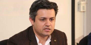 پروپیگنڈے کے زور پر معیشت نہیں چلتی  یہ بتائیں امپورٹ کب کھولنی ہیں  حماد اظہر