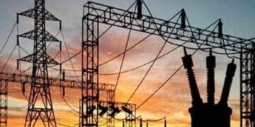 وفاقی حکومت نے رات گئے عوام پر بجلی گرا دی، بجلی 7 روپے 50 پیسے فی یونٹ مہنگی