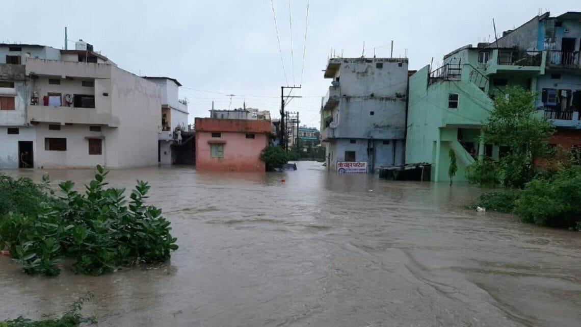 بھارت میں طوفانی بارشیں مسافر بس سیلابی ریلے کی نذر، 100 سے زائد افراد ہلاک