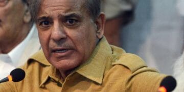 باہر جاتے ہیں تو لوگوں کے چہرے کہتے ہیں ہم پیسے مانگنے آگئے، وزیراعظم