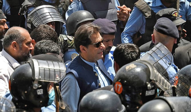 نیب اور اسلام آباد پولیس نے چیئرمین پی ٹی آئی کو 5 مختلف مقدمات میں طلب کرلیا