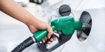 پٹرولیم مصنوعات کی قیمتوں میں 15 روپے فی لٹر تک اضافے کا امکان
