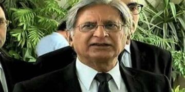 سپریم کورٹ آرمی ایکٹ میں ترمیم کا معاملہ اڑا کر رکھ دے گی  اعتزاز احسن