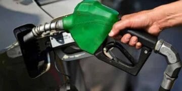 پیٹرولیم مصنوعات کی قیمتوں میں 20 روپے لیٹر تک اضافہ