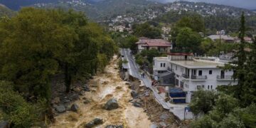 یونان میں طوفان ایک دن سے بھی کم وقت میں مہینوں کی بارش سے ہر طرف تباہی
