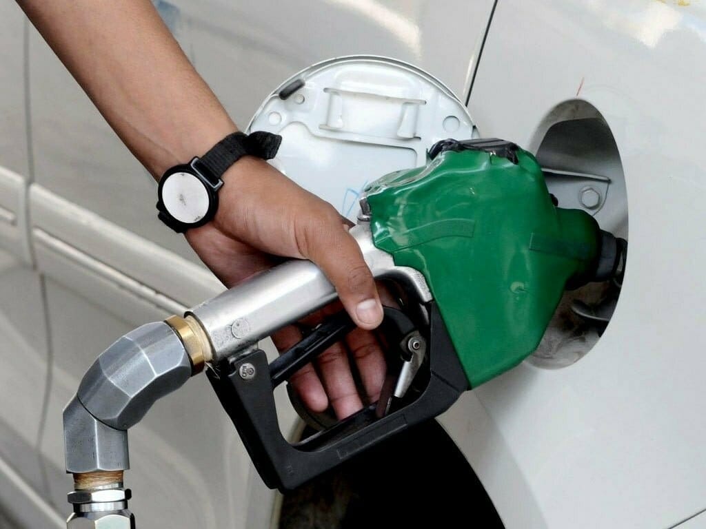 پٹرولیم مصنوعات کی قیمتوں میں 5 سے 19 روپے تک فی لٹر کمی کا امکان