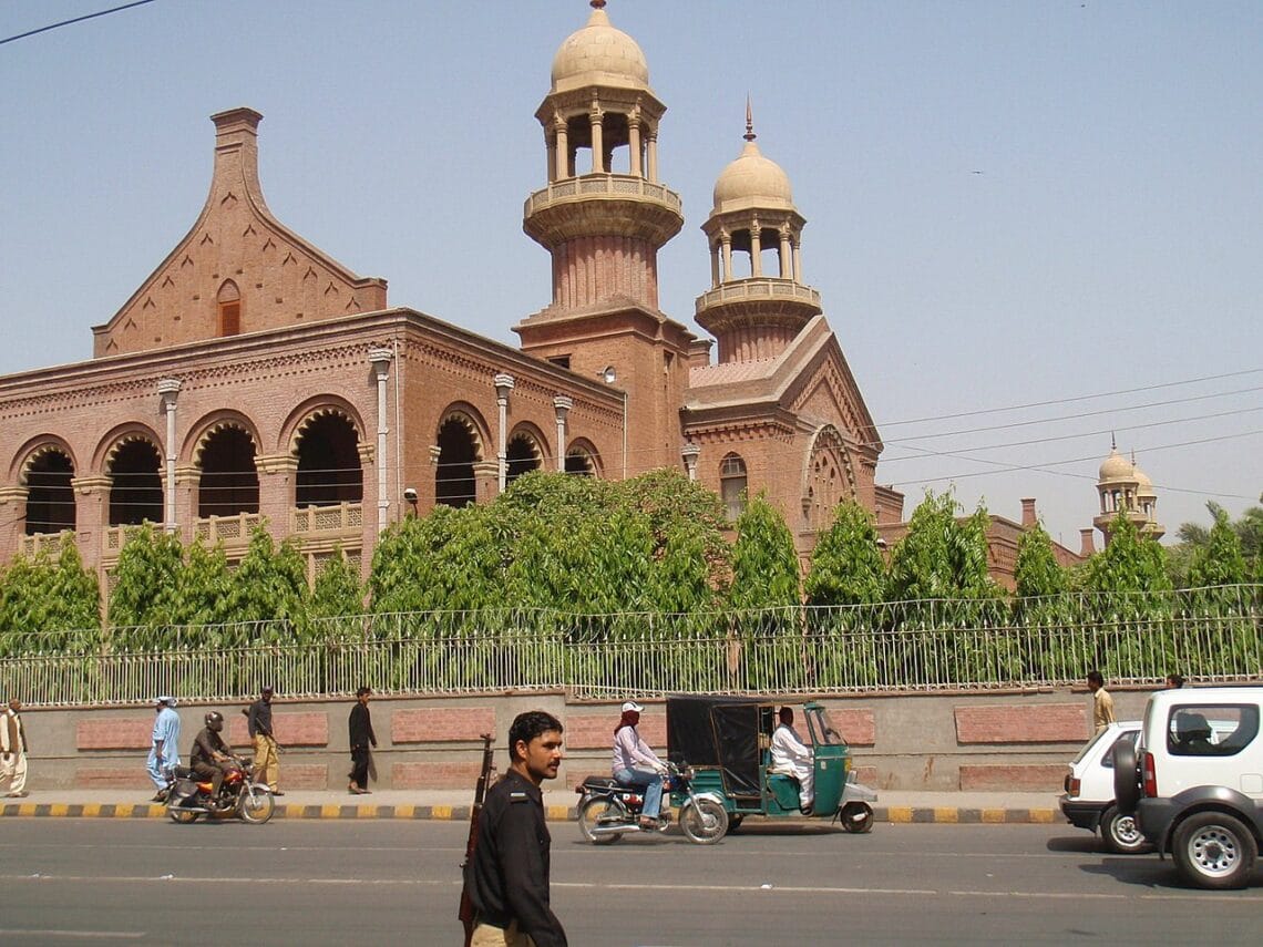 لاہور ہائی کورٹ نے نگراں وزیراعظم کو 15 اکتوبر کو ذاتی حیثیت میں طلب کرلیا