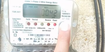 نیپرا کا بجلی فی یونٹ 3 روپے 28 پیسے مہنگی کرنے کا فیصلہ