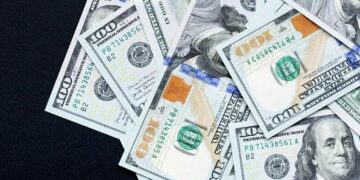 ڈالر 57 پیسے سستا  280 روپے کا ہو گیا