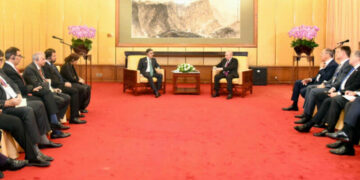 نگراں وزیراعظم اور روسی صدر کی ملاقات  پاکستان کے ساتھ تعاون کو وسعت دینا چاہتے ہیں  پیوٹن