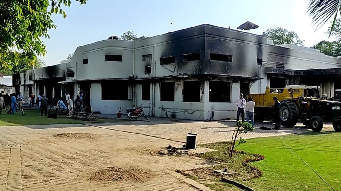 جناح ہائوس عسکری ٹاور حملہ کیس خدیجہ شاہ سمیت 6 ملزمان کی ضمانتیں منظور — پاک الرٹس: سنسنی نہیں، صرف خبر - PakAlerts.net — قابل اعتماد ڈیجیٹل نیوز پلیٹ فارم عالمی امور، تازہ ترین خبریں, سیاست, ٹیکنالوجی، کھیل، معیشت، تفریح، صحت، تعلیم، اور بہت کچھ ایک جگہ پر۔ جناح ہائوس عسکری ٹاور حملہ کیس خدیجہ شاہ سمیت 6 ملزمان کی ضمانتیں منظور