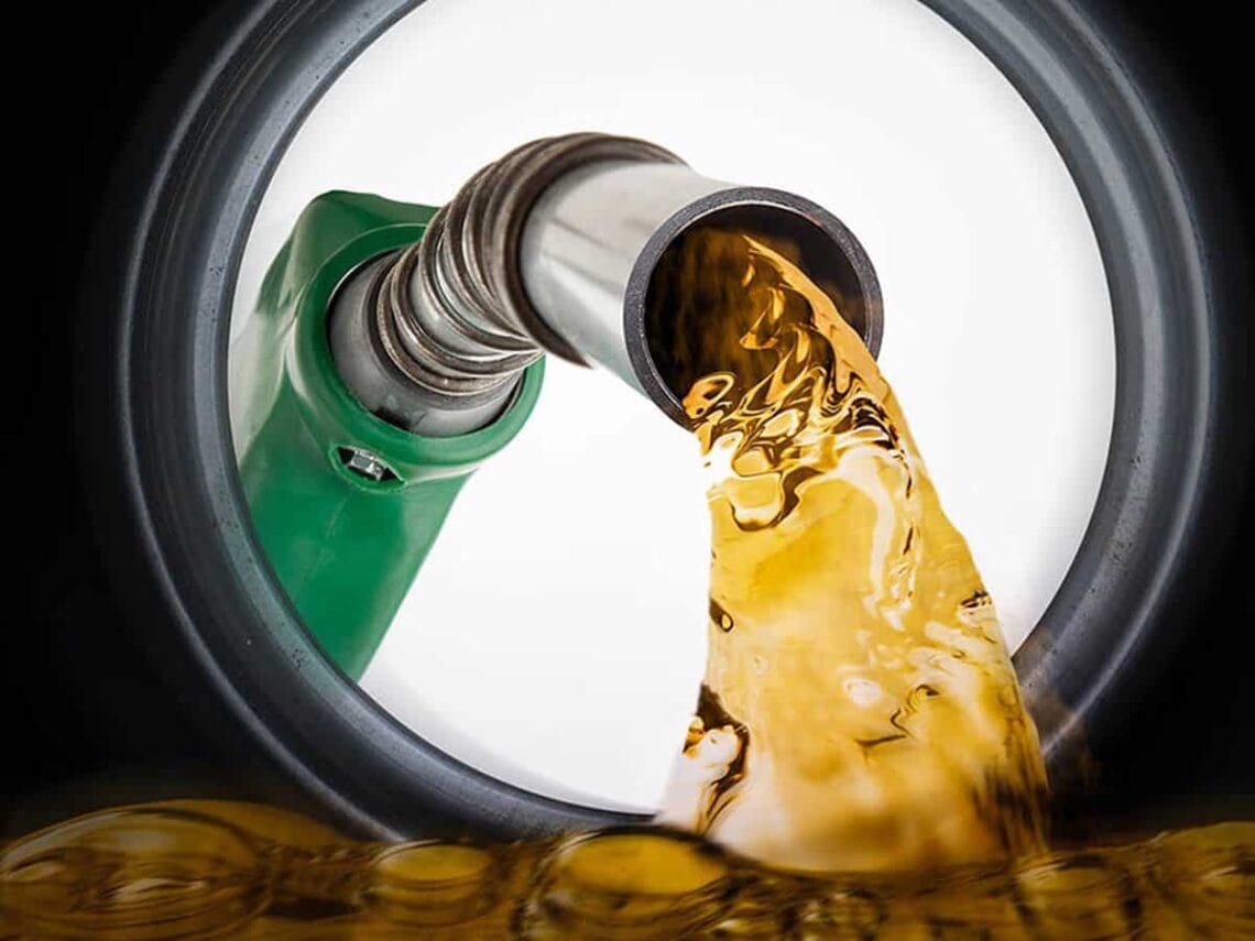 پٹرول 40 روپے ڈیزل 15روپے فی لٹر سستا