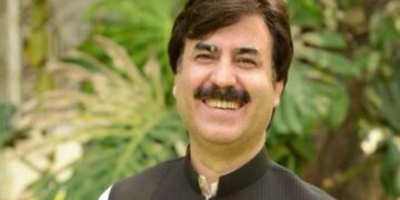 سابق وزیر شوکت یوسفزئی کو پشاور ایئر پورٹ پر آف لوڈ کر دیا گیا