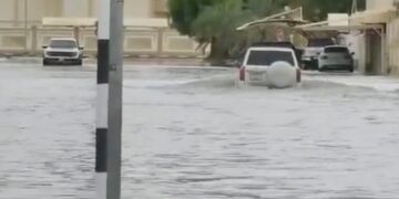 یو اے ای  دبئی سمیت مختلف شہروں میں شدید بارش سے سڑکیں تالاب بن گئیں