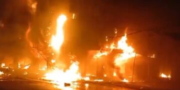 کراچی: آگ سے متاثرہ عرشی مال کو سیل کردیا گیا، کمشنرکی سربراہی میں 3 رُکنی کمیٹی قائم