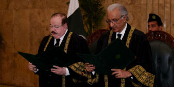 جسٹس سردار طارق نے بطور قائم مقام چیف جسٹس کا حلف اٹھالیا