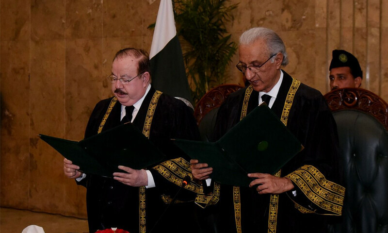 جسٹس سردار طارق نے بطور قائم مقام چیف جسٹس کا حلف اٹھالیا
