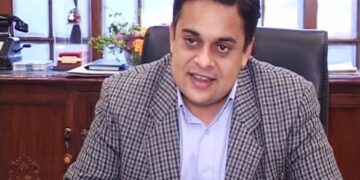 وزیراعظم کے مشیر احد چیمہ کو عہدے سے ہٹا دیا گیا، نوٹیفکیشن جاری