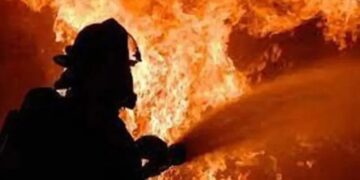 کراچی کی صدر موبائل مارکیٹ میں خوفناک آتشزدگی کروڑوں کا نقصان