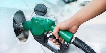 حکومت نے پیٹرولیم مصنوعات کی قیمتوں‌ میں‌ بڑی کمی کردی