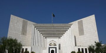لیول پلیئنگ فیلڈ پر پی ٹی آئی وکیل پھٹ پڑے، فیصلہ نہیں ماننا ہے تو نہ مانیں، چیف جسٹس