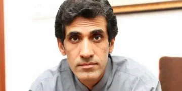 پی ٹی آئی نے جس سیاستدان کے کردار کو بُرا کہا کل اس کے پیروں میں بیٹھ گئی عون چوہدری