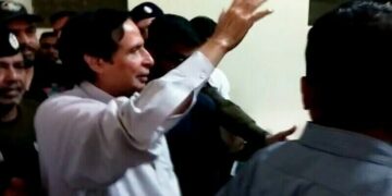 شہباز شریف نے اپنے بھائی کو پاکستان بلایا اور ذلیل کروا دیا۔  پرویز الٰہی