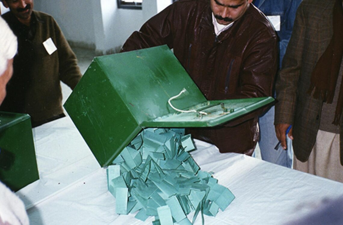پولنگ ختم ہوئے 15 گھنٹے ہوگئے مکمل سرکاری نتائج کا انتظار