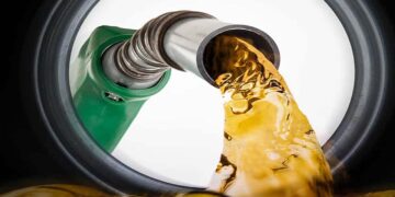 حکومت نے پیٹرول اور ڈیزل مہنگا کردیا