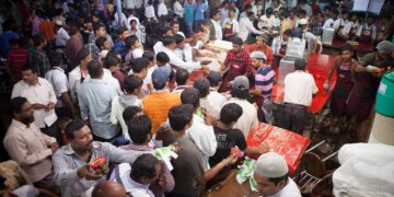 رمضان میں مفت حلیم کی آفر پر لوگ ہوٹل پر ٹوٹ پڑے، پولیس کا لاٹھی چارج