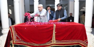 صدرآصف علی زرداری کی  بے نظیر بھٹو اور ذوالفقار علی بھٹو کی قبروں پر حاضری