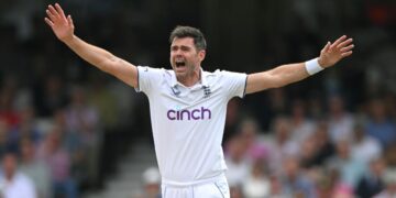 700 وکٹیں لینے والے پہلے فاسٹ بائولر