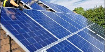 سولر پینل کی قیمتوں میں اچانک بڑا ضافہ ہوگیا