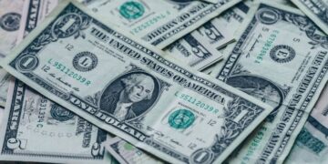 ڈالر کی قدر میں معمولی کمی