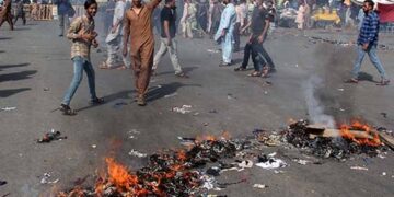 کے الیکٹرک کی جانب سے رات گئے بجلی بندش، شہریوں کا احتجاج، پولیس کا لاٹھی چارج