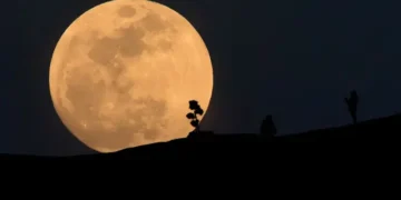 آج پاکستان سمیت دنیا بھر میں سپر بلیو مون کا نظارہ کیا جائے گا